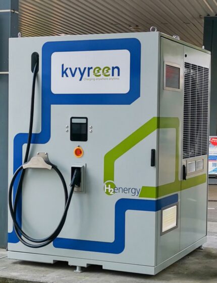 kvyreen vandenilinis įrenginys su kuro elementais ir CCS įkrovimo kabeliu